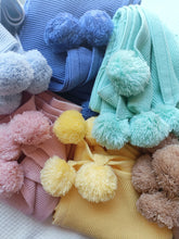 Load image into Gallery viewer, Pompom blanket