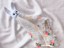 Cargar imagen en el visor de la galería, Royal crochet bunnys