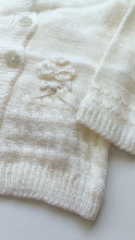 Cargar imagen en el visor de la galería, Ivory flower sweater