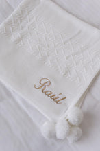 Cargar imagen en el visor de la galería, Pompom blanket