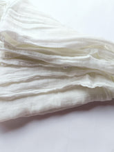 Cargar imagen en el visor de la galería, White cloud swaddle