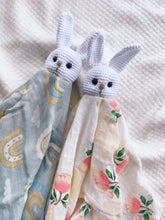 Cargar imagen en el visor de la galería, Royal crochet bunnys