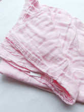 Cargar imagen en el visor de la galería, Baby pink swaddle