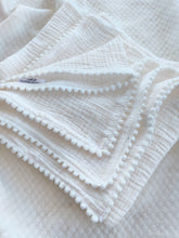 Cargar imagen en el visor de la galería, Cotton pompom swaddle